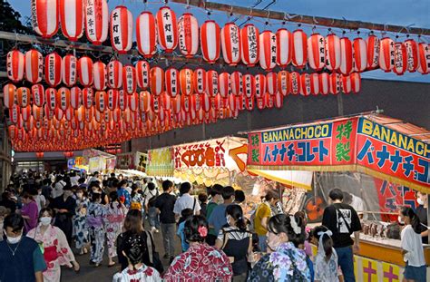 祭りでは露店も並び、多くの人でにぎわった 3年ぶり、伝統の江迎千灯籠まつり 「水かけ」に記者もびしょぬれ 写真・画像45｜【西