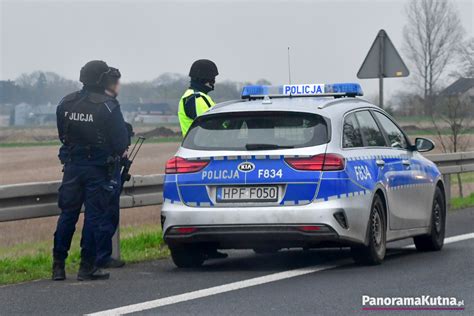 Wielka akcja służb pod Kutnem Stosuj się do poleceń policji ZDJĘCIA