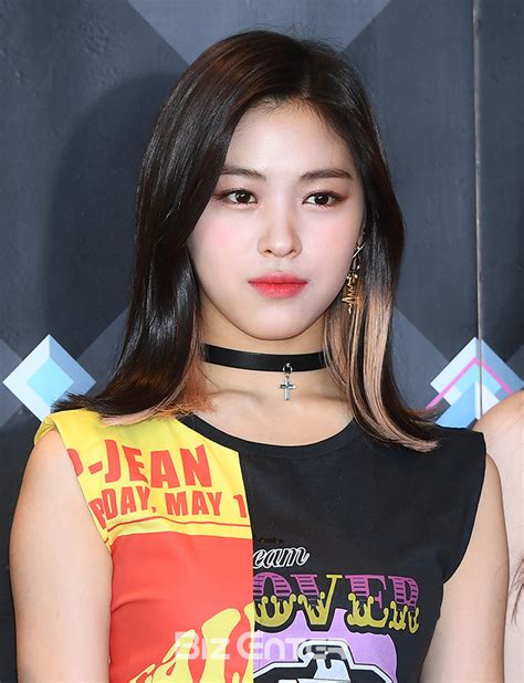 [bz포토] 있지 Itzy 류진 초커로 미모 Up 이투데이