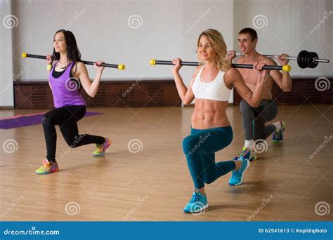 Grupo De Gente Sonriente Que Se Resuelve Con Los Barbells Imagen De