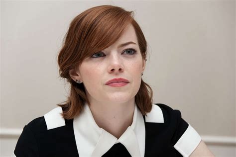 2560x1440 Emma Stone Green Eyes Redhead Women Wallpaper