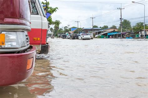 Camino Roto Inundado Que Lleva A La Iglesia Arruinada Foto De Archivo