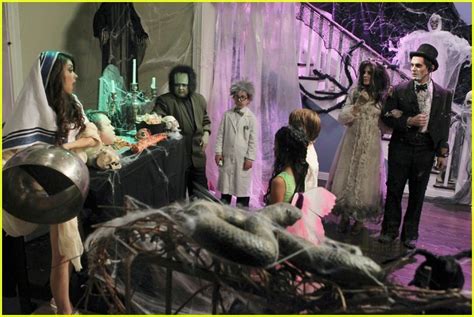 Modern Family: Halloween Episode Stills!: Photo 2485632 | Modern Family Pictures | Just Jared