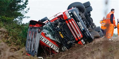 Un camion chute dans le fossé