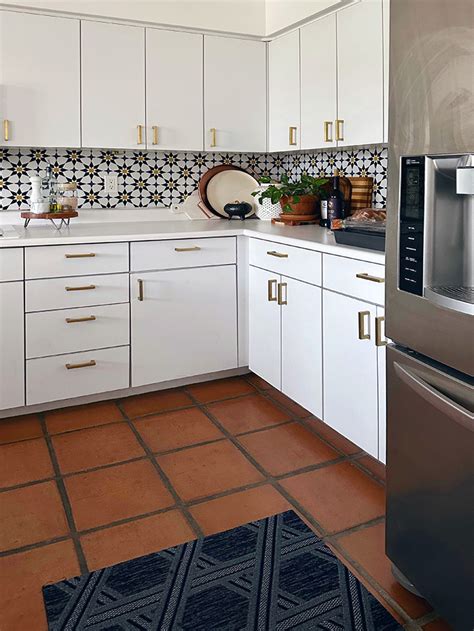 Modern Saltillo tile kitchen - Delineate Your Dwelling