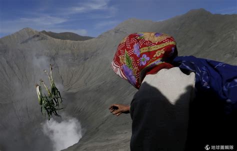 婦人把大蔥丟進火山口 81這天的地球24小時 Dq 地球圖輯隊