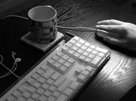 Fotos Gratis Computadora Escritura Mano En Blanco Y Negro Teclado