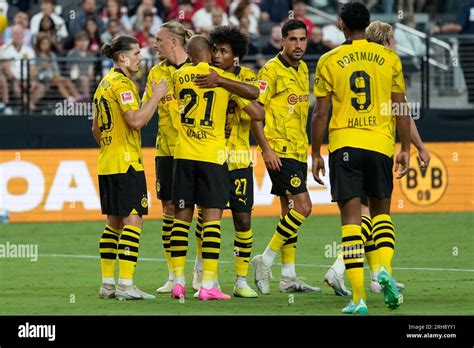 File Borussia Dortmund Players Celebrate After Donyell Malen