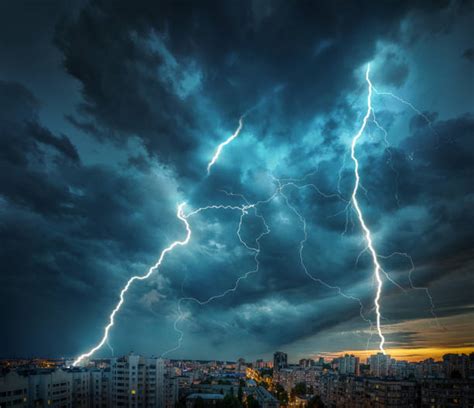 7000 Tempestade De Trovões Chuva E Raios Parafusos Fotos De Stock