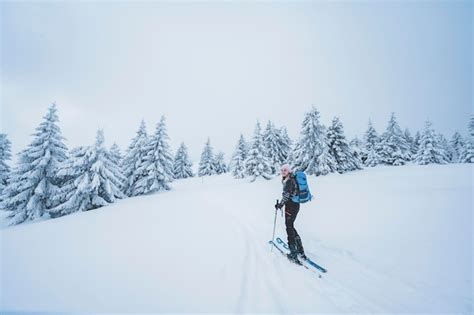 Alpinista Sci D Alpinismo A Piedi Sci Alpinista In Montagna Sci