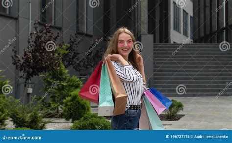 Fille Marchant Avec Les Sacs à Provisions Colorés Se Réjouissant De