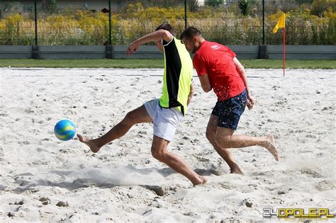 Turniej piłki nożnej plażowej w Centrum Sportu Wiadomości