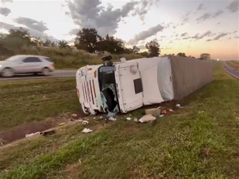 Carreta tomba no canteiro central da Anhanguera na região de Ribeirão