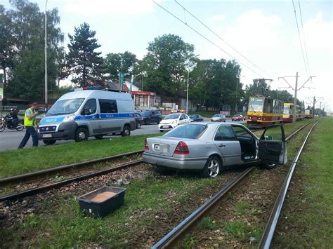 Wypadek na al Włókniarzy w Łodzi Samochód wjechał na torowisko