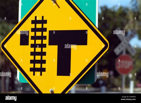 Railroad crossing signals usa hi-res stock photography and images - Alamy