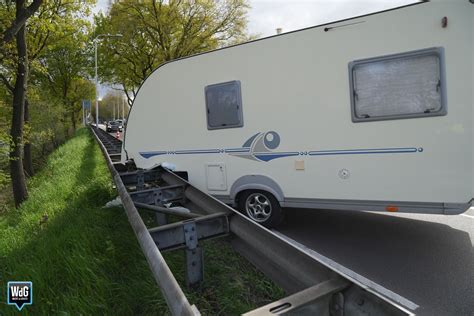 Caravan Belandt In Vangrail Op Rijksweg Noord N In Nederweert