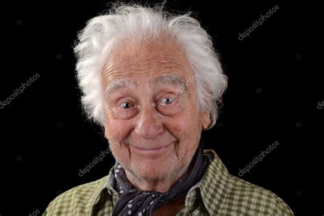 Viejo gracioso con el pelo blanco sonriendo: fotografía de stock ...