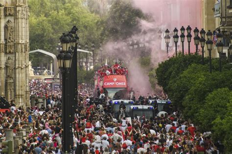 Miles De Sevillistas Toman El Centro De La Ciudad Para Honrar A Los