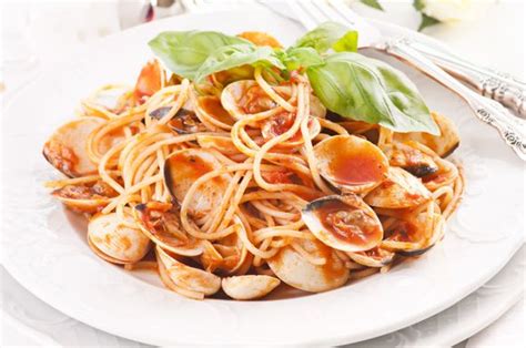 Seafood Recipe: Pasta in Red Clam Sauce | 12 Tomatoes