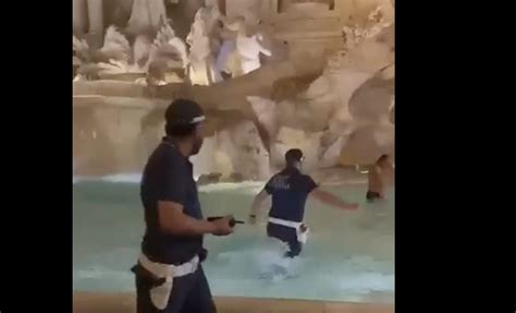 Si Tuffa In Costume Nella Fontana Di Trevi A Roma Fermato Dagli Agenti