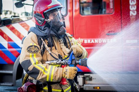 Brandweer Nederland In Nieuw Jasje