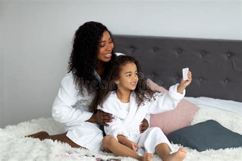 M E Negra Alegre Filha Tirando Selfie Em Roup Es De Banho Posando