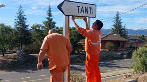 Tanti coloca nueva cartelería vial en el camino a Cabalango El Diario