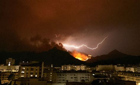 El Fuego De Llutxent Avanza Hacia La Localidad Turística