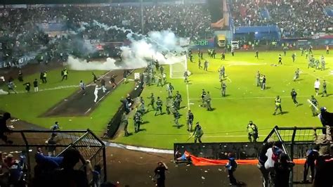 Horror En Indonesia Reportan Al Menos Muertos En Un Partido De