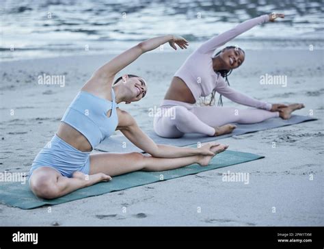 Freundinnen Strand Yoga Und Stretching F R L Cheln Gl Ck Oder