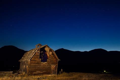 Porter Hill Barn Stevensville Montana Old Barns Old Barn House Styles