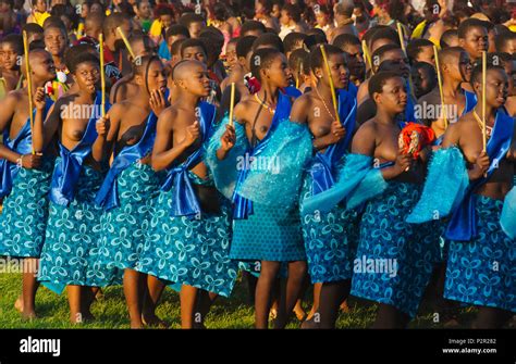 Swazi Mädchen Parade In Umhlanga Reed Dance Festival Swasiland