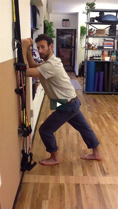 Standing hip flexor stretch using wall – Artofit