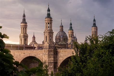 Basílica De La Catedral De Nuestra Señora De Pilar Con Puente Y árboles