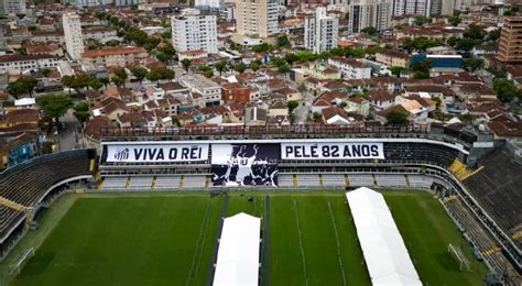 Lleg El F Retro De Pel Al Estadio Del Santos En Brasil