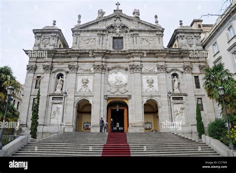 Escalera Hacia La Fachada De Las Salesas Reales Convento De Santa