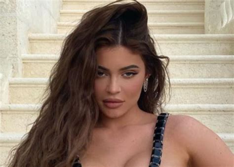 Kylie Jenner Puts Her Curves On Full Display In Leo Laced Top