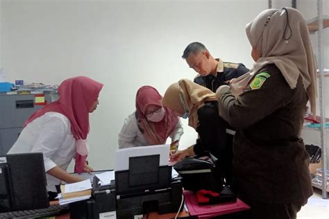 Tim Penyidik Kejari Kota Mojokerto Geledah Kantor Bpr Syariah Cari