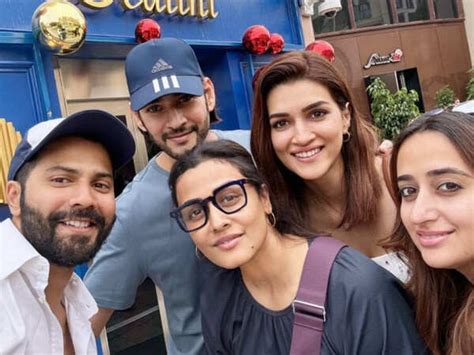 Mahesh Babu Varun Dhawan And Kriti Sanons New Year Brunch Pic From