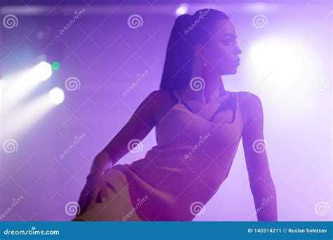 Herrlicher Brunette Der Auf Der Stange Liegt Stockbild Bild Von Mode Frau