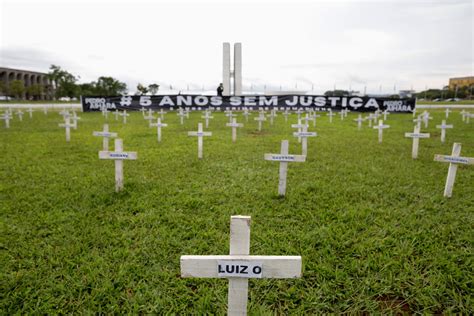 Ato na Esplanada põe 272 cruzes em memória às vítimas de Brumadinho