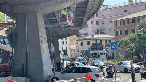 Genova A Nervi Piovono Calcinacci Dal Viadotto Di Corso Europa Per