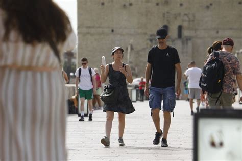 Los turistas visitan Córdoba pese a la alerta roja por altas