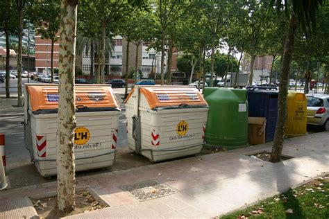 Contenedores De Basura Que Identifican A Los Vecinos Barcelona Los