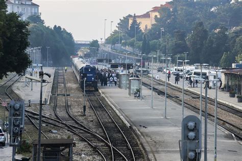 Galerija Torcda vlakom stižeu u Rijeku iz Splita str 1 Večernji hr