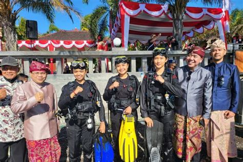 Kemendikbudristek Bersama Penyelam Kibarkan Merah Putih Di Bawah Laut