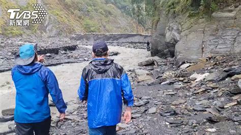 大雨來襲還溯溪？3男2女受困暴漲溪畔 山搜隊冒險橫渡救援│南投│野溪│溫泉│tvbs新聞網