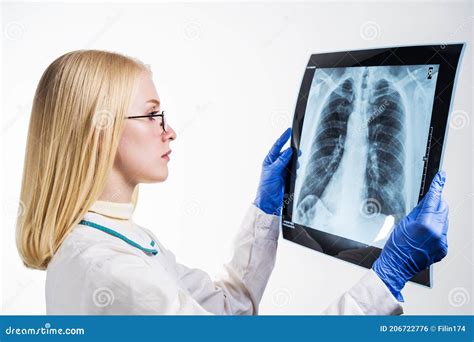 Le Jeune M Decin Examine La Radiographie Pulmonaire Sur Le Fond Blanc