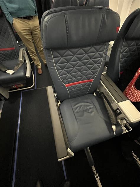 Review Delta A220 First Class Points Brotherhood