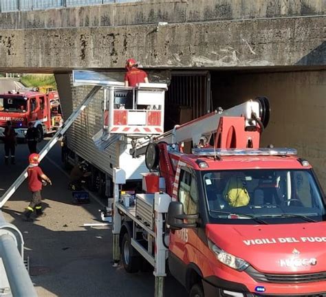 Camion Resta Incastrato Nel Sottopasso Traffico In Tilt E Lunghe Code